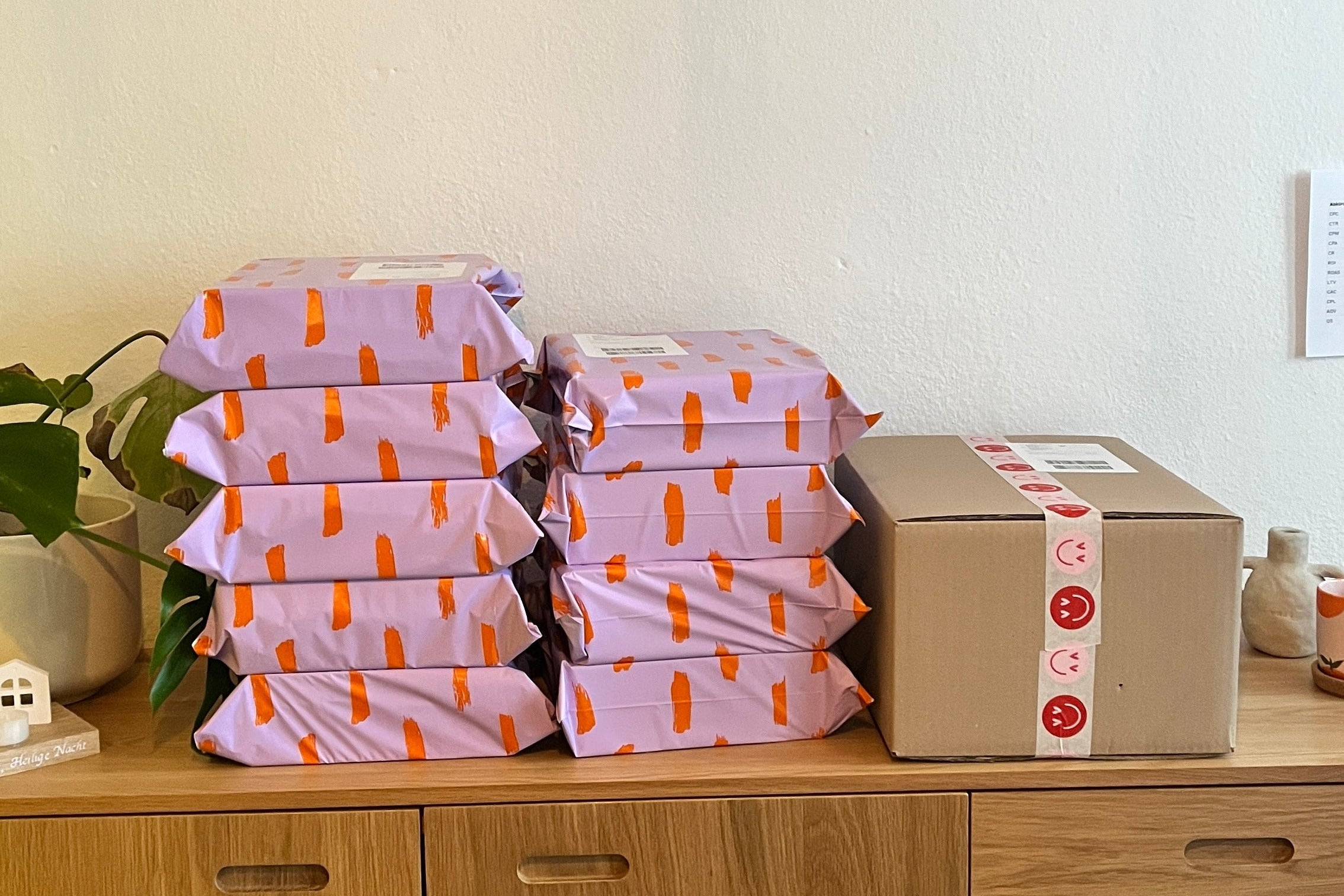 Stapel mit hübsch verpackten Versandkartons und Paketen 