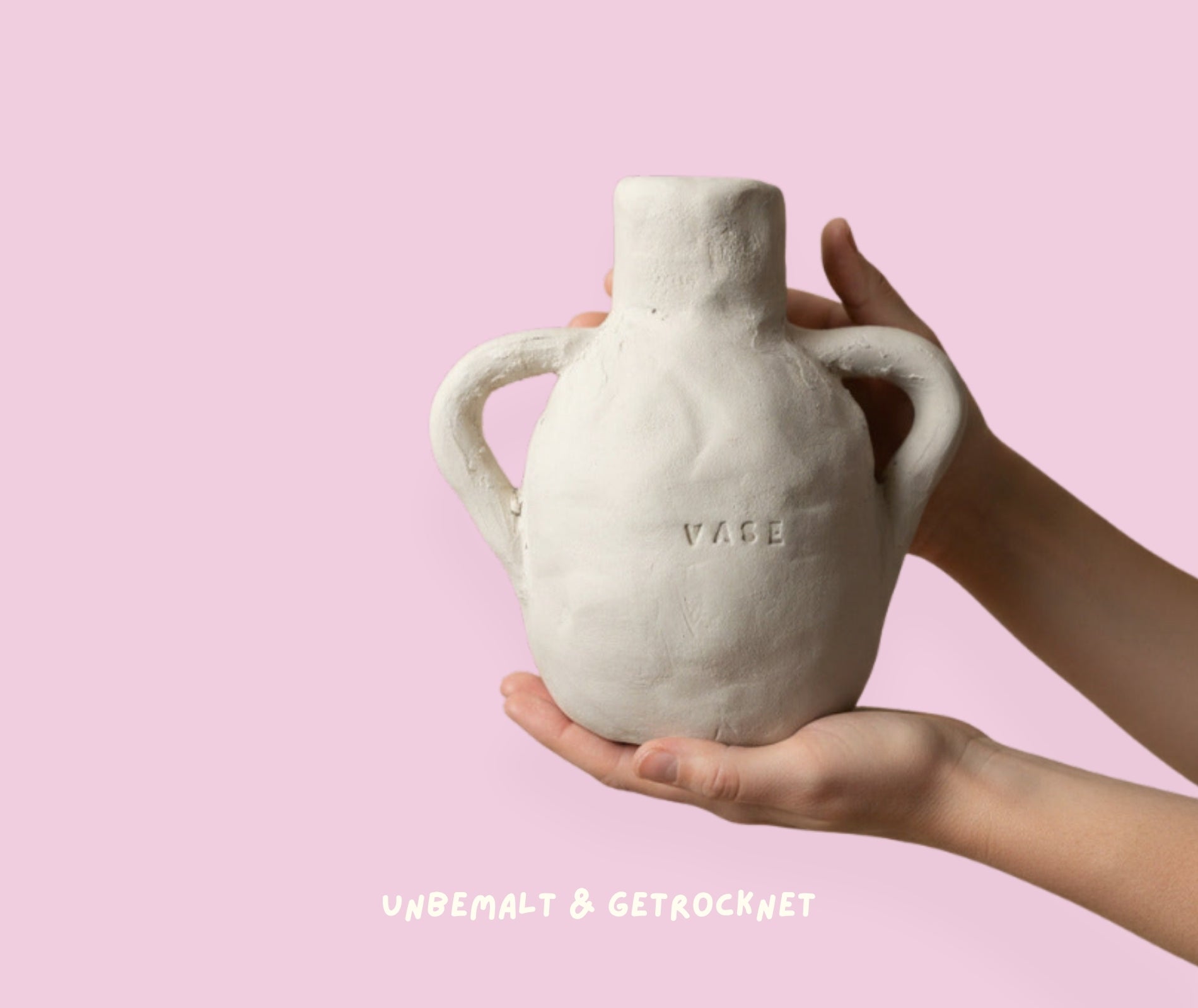 Hände halten selbstgetöpferte Vase, hergestellt aus dem Töpferset von ClaytonKit Nahaufnahme um unbemalten und getrockneten Ton zu zeigen